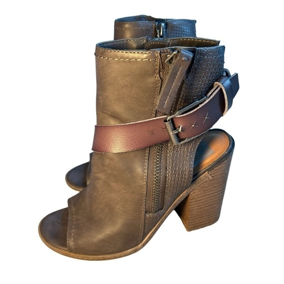 DV BY DOLCE VITA PEEP TOE & HEEL 4” HEELED SIDE ZIP ANKLE BOOTS, SIZE 6.5 - Picture 3 of 9